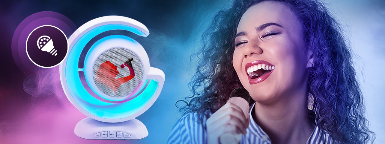 Zestaw karaoke MUSICMATE MM-SC70-W RAINBOWDUST - Domowa scena zawsze gotowa, kobieta trzymająca mikorofon w ręku