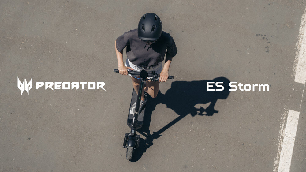 Hulajnoga elektryczna ACER PREDATOR Series ES Storm 60km 500W Amortyzacja 10 cali Czarny osoba w masce i pelerynie stoi na hulajnodze w pokoju mobilność codzinny środek transportu szybka stylowa