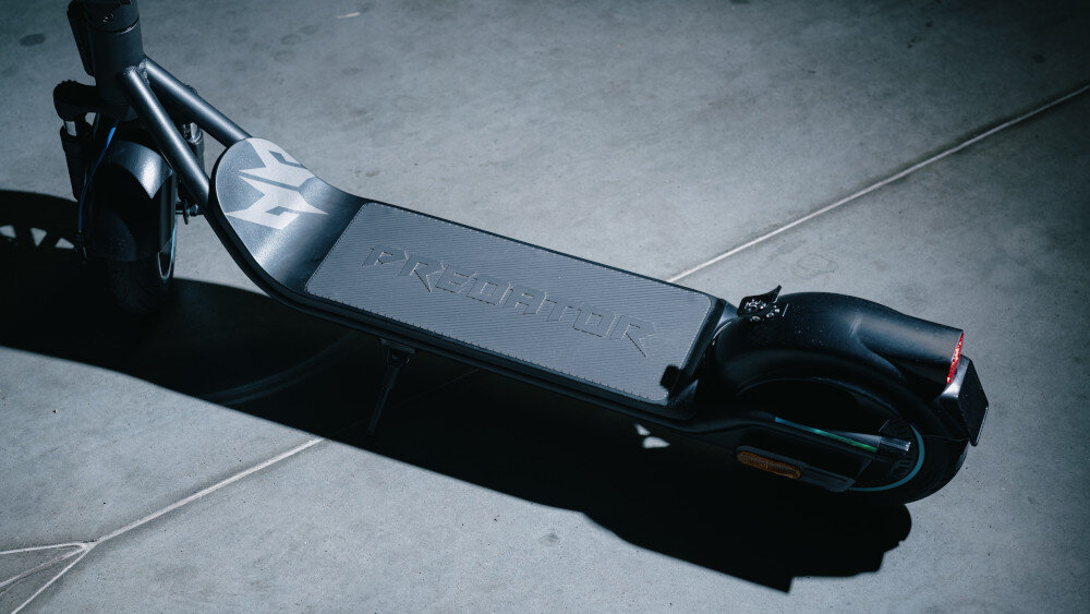 Hulajnoga elektryczna ACER PREDATOR Series ES Storm 60km 500W Amortyzacja 10 cali Czarny osoba stoi dwoma stopami na podeście zbliżenie na podest stylowy design wyjątkowa wytrzymałość wysoka wydajność rama z wysokiej jakości stopu aluminium odporna na intensywne użytkowanie obciążenie do 120 kg duży, antypoślizgowy podest