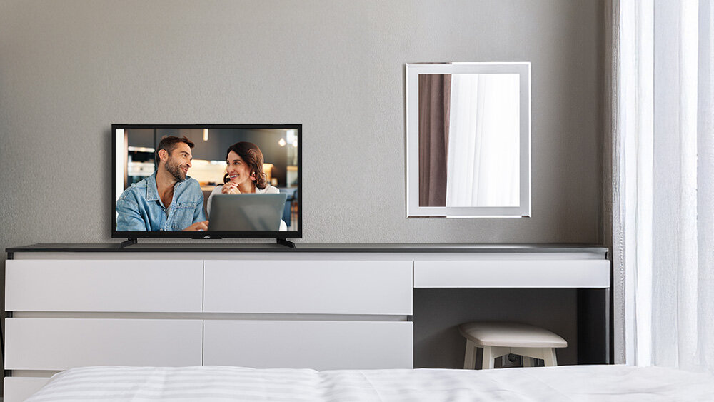 Telewizor JVC LT-24VH4400 - Tryb hotelowy, telewizor stojący na komodzie