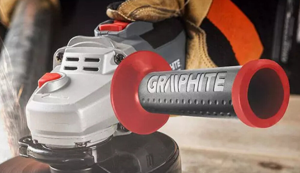 Szlifierka kątowa GRAPHITE 58GE142 bezszczotkowa Energy + zbliżenie na rękojeść dodatkową ergonomiczna konstrukcja dobrze leży w dłoni uchwyt pomocniczy stabilność podczas cięcia i szlifowania blokada przełącznika zapobiega przypadkowemu uruchomieniu urządzenia odpowiednio wyważona