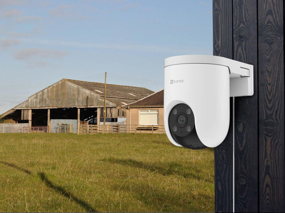 Kamera EZVIZ H8C 4G 2K - 2K w akcji, kamera przymocowana do elewacji budynku