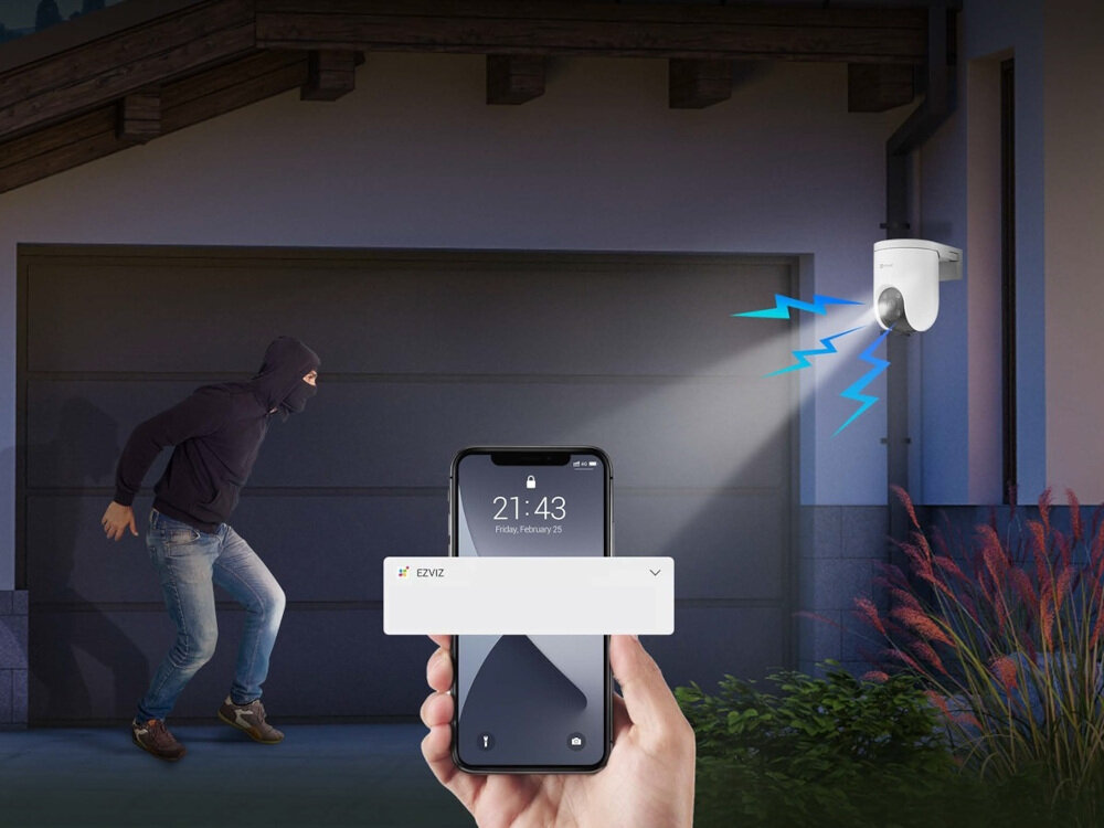 Kamera EZVIZ H8C 4G 2K - Ochrona przed intruzami, ręka trzymająca smartofna, w tle złodziej próbujący włamać się do budynku