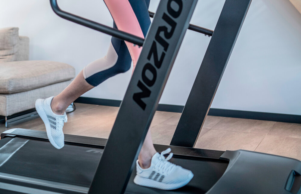 Bieżnia elektryczna HORIZON FITNESS Omega Z Grafitowy 2200W 20km-h pas biegowy 53 x 140 cm 12-stopniowa regulacja nachylenia przyciski na panelu sterowania