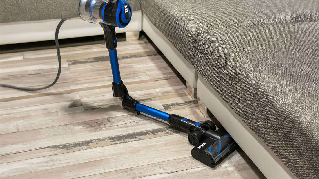 Odkurzacz TESLA PureStar E70 Aqua Pro Widoczność tam, gdzie jej brakuje Wbudowane oświetlenie LED podświetlenie powierzchnia kurz zabrudzenia przegubowa rura