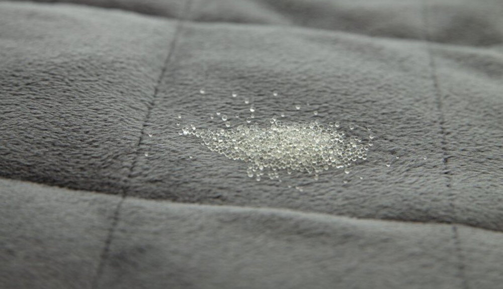 Poduszka elektryczna BEURER HK 145 w zgodzie z naturą wykonanie  z materiałów pochodzących z recyklingu Wypełnienie ze szklanych mikrokulek relaks i odprężenie Regulacja temperatury dopasowanie potrzeby  miękka powierzchnia z recyklingowanego materiału