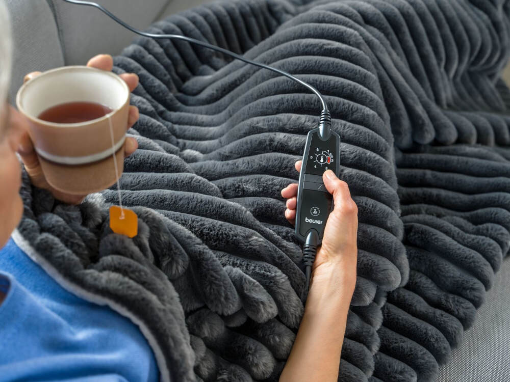 Koc elektryczny BEURER HD 82 Stockholm Wygoda obsługi Pilot z podświetlanym wyświetlaczem kontrola parametry wygoda komfort użytkowanie korzystanie odpoczynek