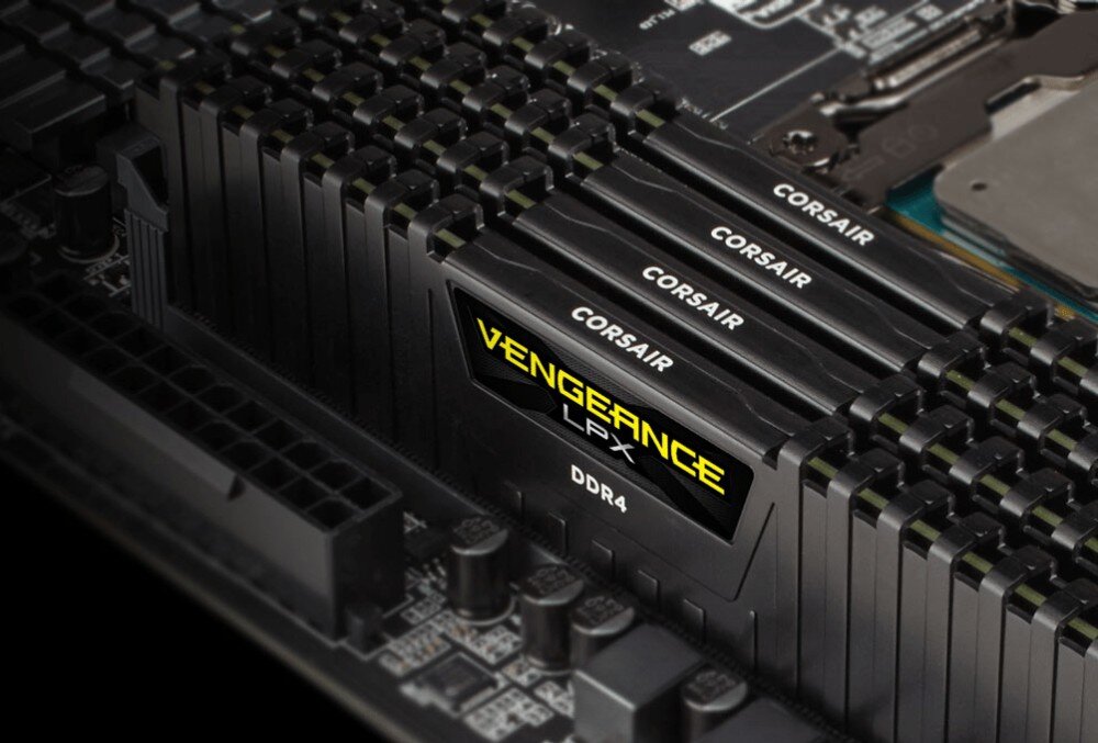 Komputer MAD DOG BF-A01DB32 zestaw trzech modułów RAM o czarnych radiatory, ułożonych w slocie płyty głównej, pamięć, taktowanie, opóźnienia