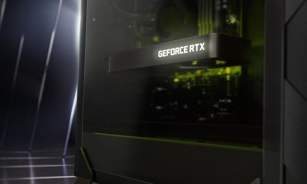 Obraz przedstawia wnętrze komputera z widoczną kartą graficzną, na której znajduje się napis \'GEFORCE RTX\'. W tle widać podświetlenie w kolorze zielonym oraz elementy płyty głównej.