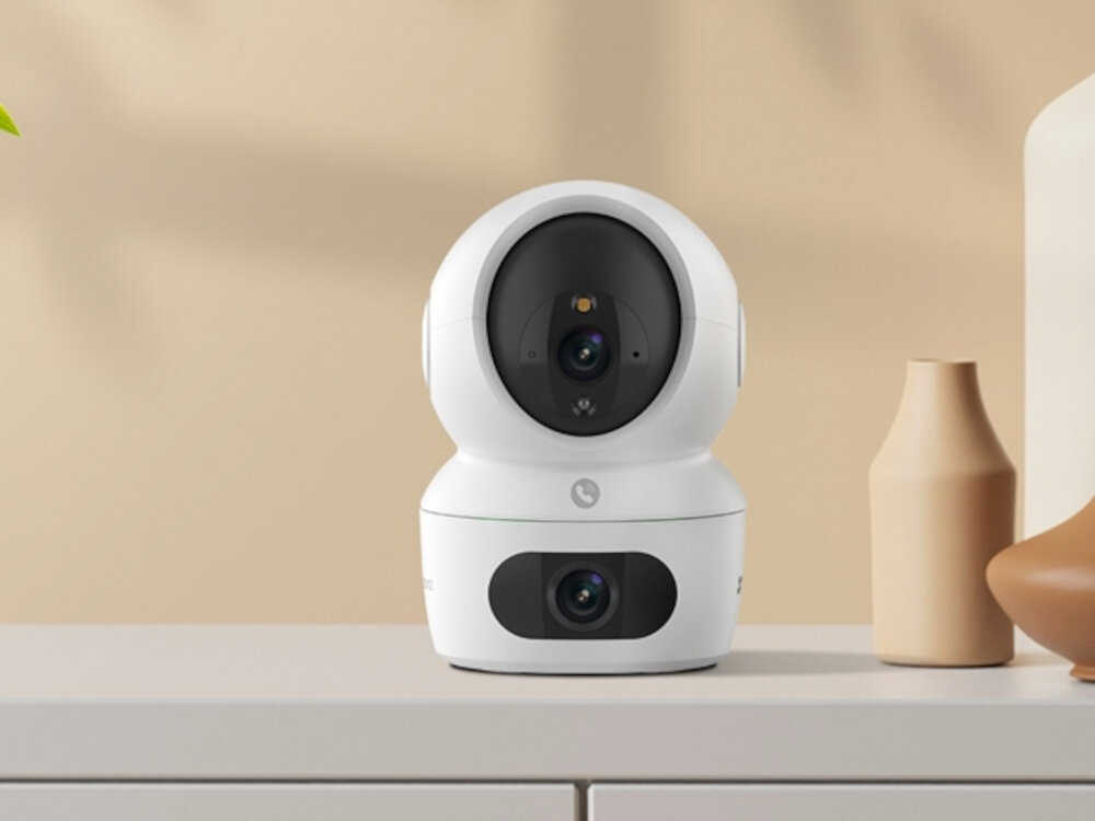 Kamera EZVIZ H7c Dual 2K+ - Pełna kontrola nad wnętrzem, kamera stojąca na komodzie