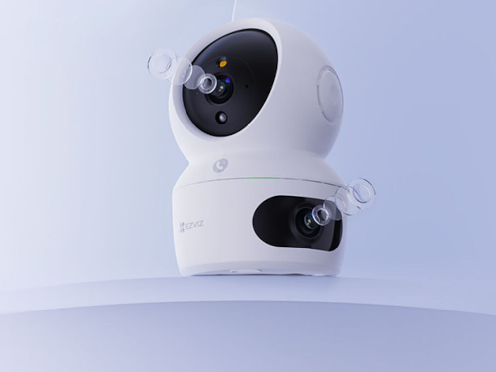 Kamera EZVIZ H7c Dual 2K+ - Mało martwych stref, dwukrotnie większy obszar niż tradycyjne modele, kamera stojąca na podstawce na błękitnym tle z dwoma obiektywami
