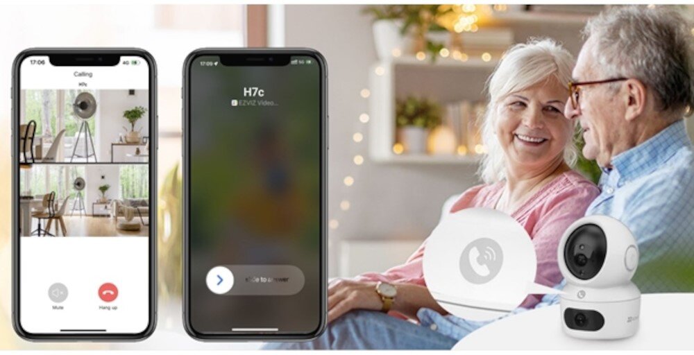 Kamera EZVIZ H7c Dual 2K+ - Automatyczne obchody wnętrza, smartfon z włączoną aplikacją, cykliczne skanowanie pomieszczenia, seniorzy siedzący na kanapie