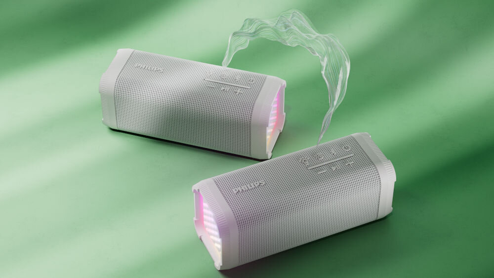 PHILIPS TAS2000W/00 głośnik Bluetooth 5.4, Multipoint, odtwarzanie z USB-A, dwa głośnikiki mobilne po skosie na zielonym tle