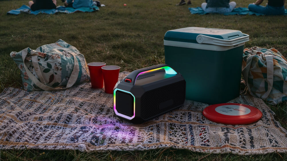 Głośnik mobilny PHILIPS TAS7000EB przenośny, potężny dźwięk, mobilność i zabawa, głosnik leżący na kocu piknikowym