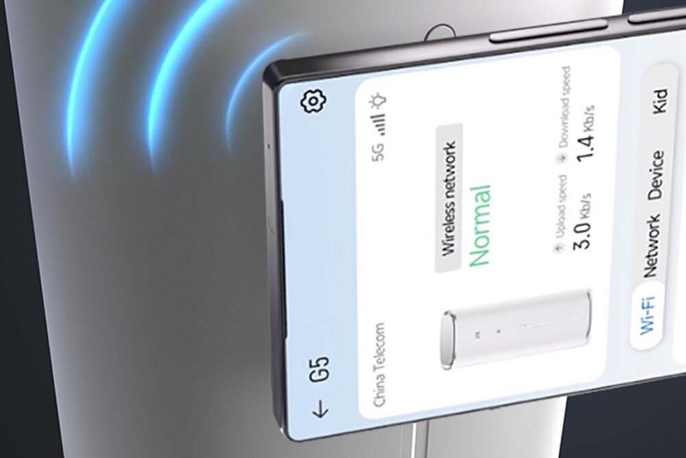 Router ZTE G50 5G Użytkownik przykłada smartfon do routera ZTE G50 z funkcją NFC One Touch. Obraz ilustruje łatwe połączenie z Internetem poprzez zbliżenie telefonu do routera, bez potrzeby wpisywania hasła.