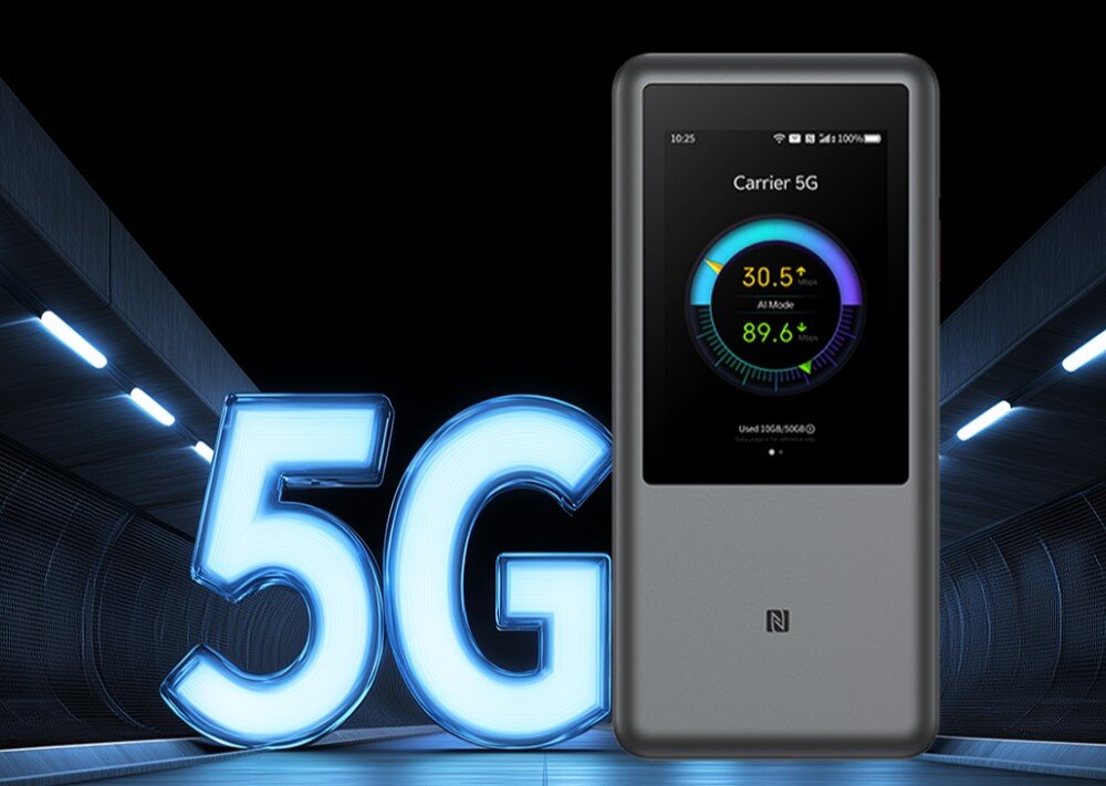 Router ZTE U60 Pro 5G Przenośny router ZTE U60 Pro 5G z wyświetlaczem pokazującym prędkość połączenia, ustawiony na tle dużego, podświetlonego napisu „5G” w futurystycznym tunelu.