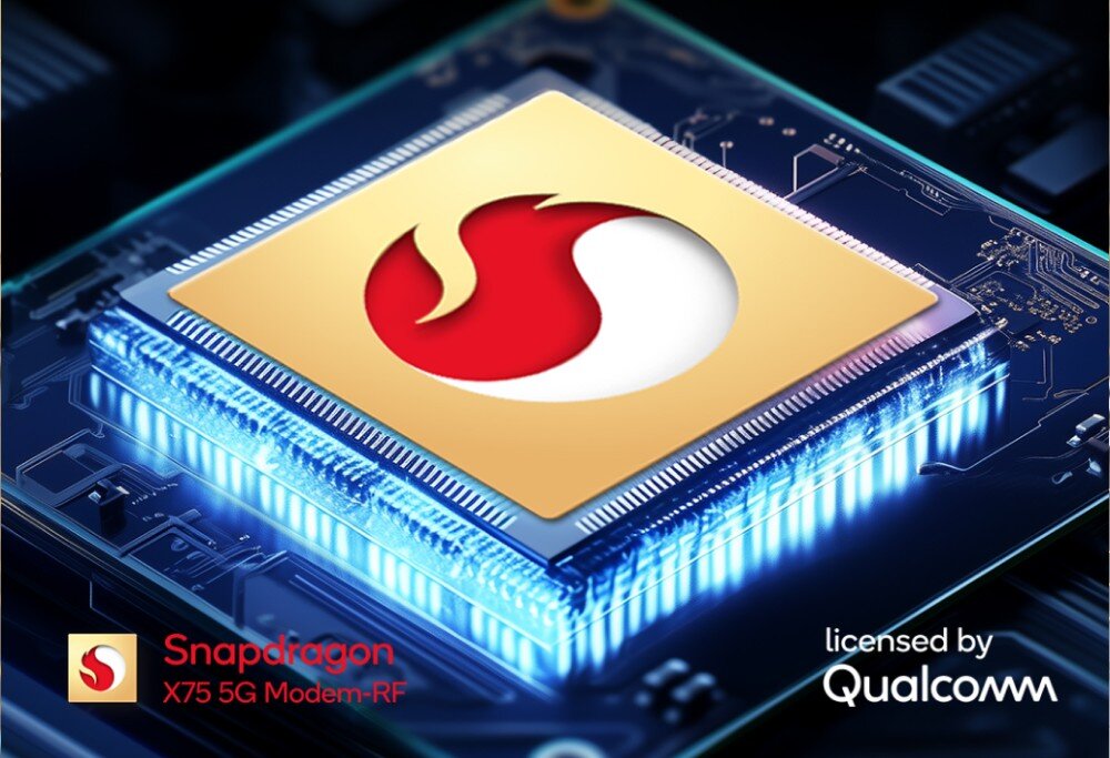 Router ZTE U60 Pro 5G Zbliżenie na procesor Snapdragon X75 5G Modem-RF z logo w kształcie czerwonego płomienia, osadzony na podświetlonej płycie głównej z widocznymi obwodami elektronicznymi i napisem „licensed by Qualcomm”.