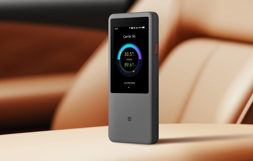 Router ZTE U60 Pro 5G Schemat mieszkania z zaznaczonymi pomieszczeniami i ikonami sygnału Wi-Fi wokół urządzenia ZTE U60 Pro 5G w centrum, symbolizujący pełne pokrycie siecią bezprzewodową w całym domu.