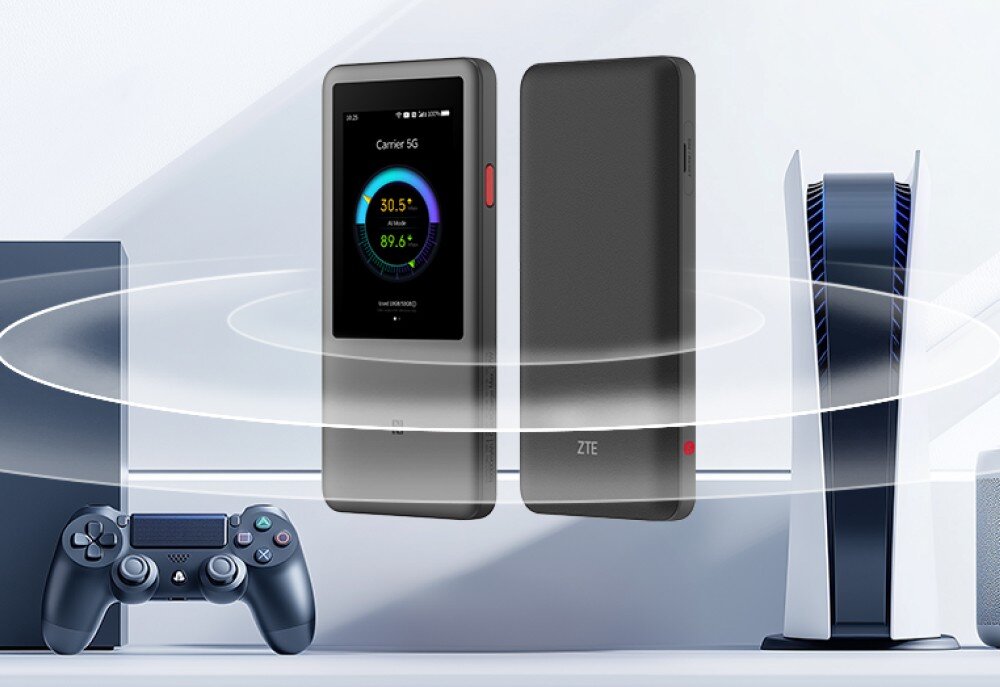 Router ZTE U60 Pro 5G Dwa routery ZTE U60 Pro 5G unoszące się obok konsoli do gier i pada, otoczone falami sygnału, symbolizujące stabilne i szybkie połączenie sieciowe dla wielu urządzeń jednocześnie.