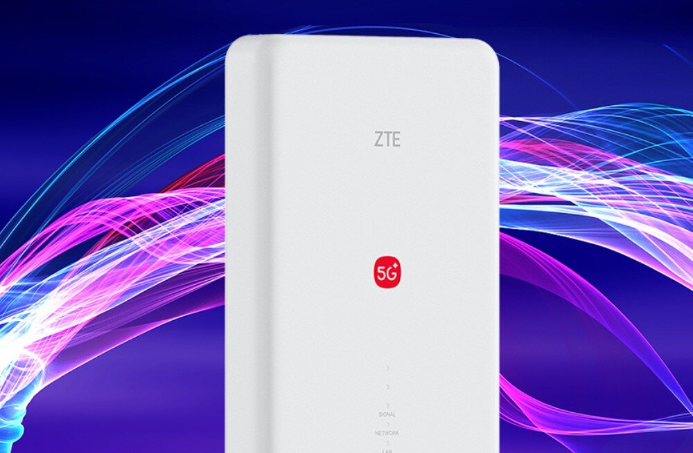 Router ZTE G5 Max Pro ZTE G5 Max WiFi na tle dynamicznych fal sygnału, symbolizujących działanie algorytmu AI Antenna 5.0.