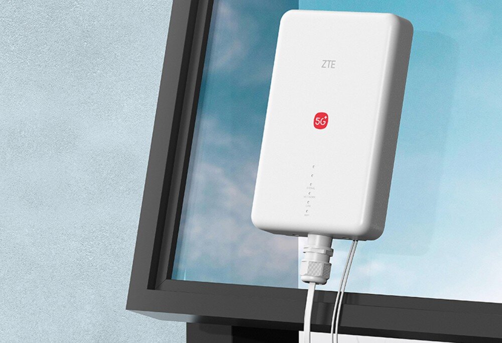 Router ZTE G5 Max Pro ZTE G5 Max WiFi zamontowane przy oknie – kompaktowy design urządzenia.