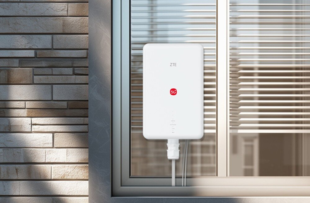 Router ZTE G5 Max Pro Urządzenie ZTE G5 Max WiFi zamontowane na zewnątrz okna przy zamkniętej szybie, przedstawiające łatwość instalacji.