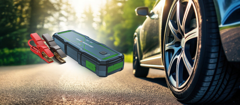 Urządzenie rozruchowe NAVITEL JS4000 jump starter start pojazdu natychmiastowy rozruch, samochód stojący na drodze, urzadzenie po skosie