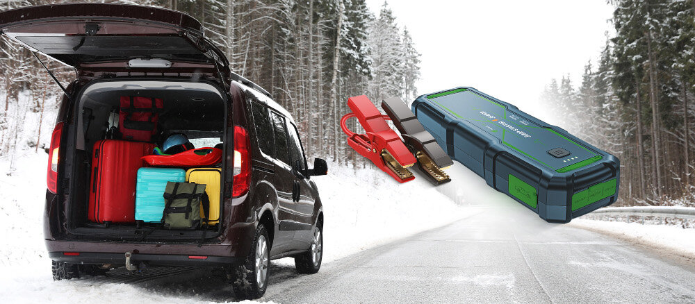 Urządzenie rozruchowe NAVITEL JS4000 jump starter prąd szczytowy 4000A rozruch silnika, samochód stojący na poboczu, urzadzenie po skosie
