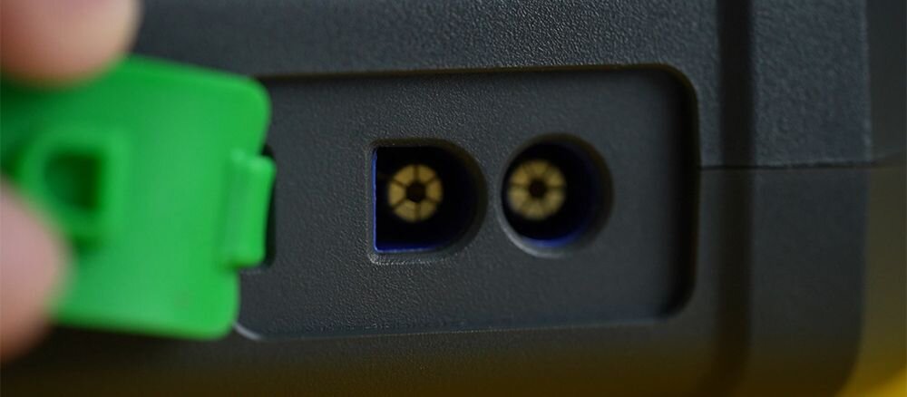 Urządzenie rozruchowe NAVITEL JS4000 jump starter prąd szczytowy 4000A rozruch silnika, samochód stojący na poboczu, urzadzenie po skosie