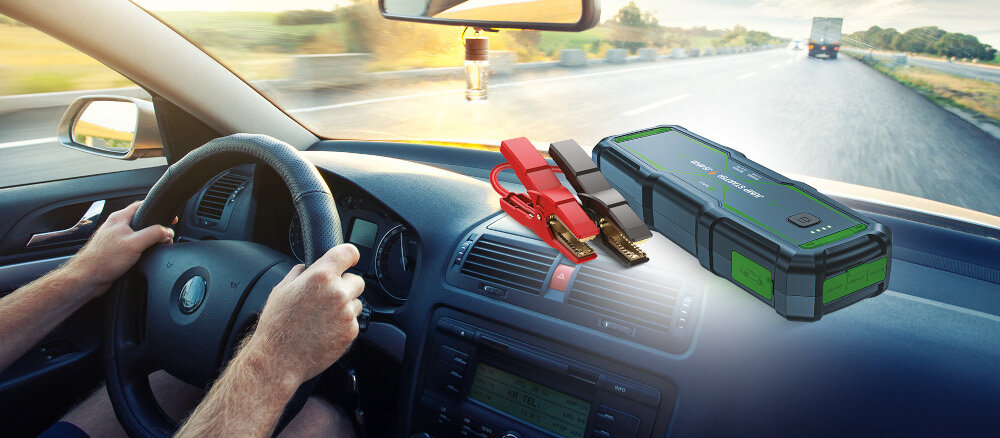 Urządzenie rozruchowe NAVITEL JS4000 magazyn energii USB-A USB-C ładowanie, osoba jadąca samochodem, urzadzenie po skosie