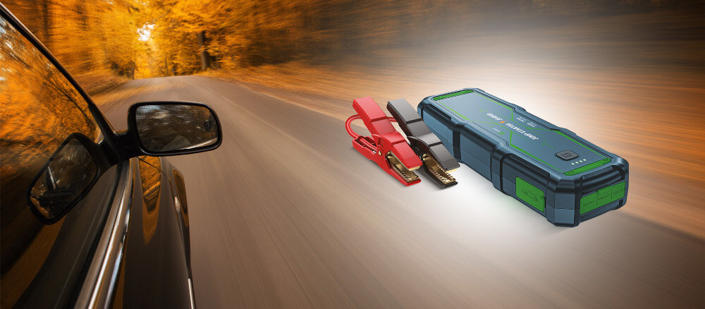 Urządzenie rozruchowe NAVITEL JS4000 LED tryby świecenia nocne uruchamianie, samochód jadący po szosie, urzadzenie po skosie