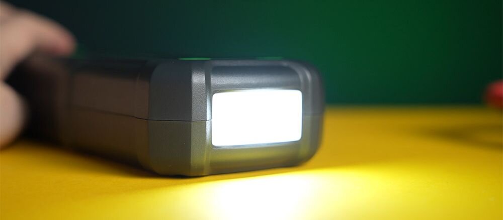 Urządzenie rozruchowe NAVITEL JS4000 LED tryby świecenia nocne uruchamianie, samochód jadący po szosie, urzadzenie po skosie