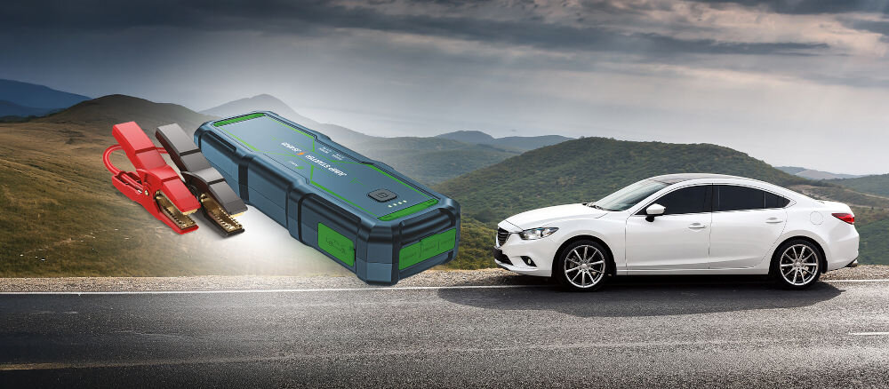 Urządzenie rozruchowe NAVITEL JS4000 rozruch w niskich i wysokich temperaturach, samochód stojący na poboczu, urzadzenie po skosie