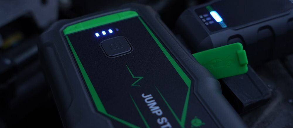 Urządzenie rozruchowe NAVITEL JS4000 rozruch w niskich i wysokich temperaturach, samochód stojący na poboczu, urzadzenie po skosie