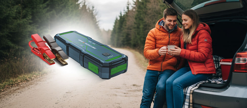 Urządzenie rozruchowe NAVITEL JS4000 powerbank ładowanie urządzeń przenośny, osoby siedzące w bagażniku, urzadzenie po skosie