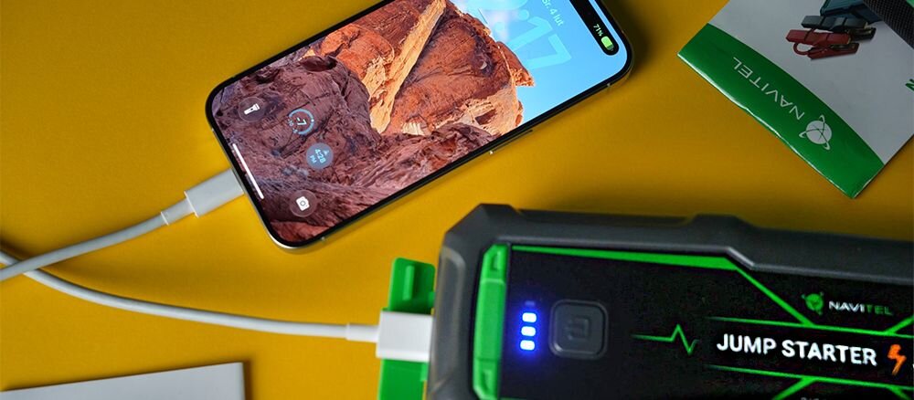 Urządzenie rozruchowe NAVITEL JS4000 powerbank ładowanie urządzeń przenośny, osoby siedzące w bagażniku, urzadzenie po skosie