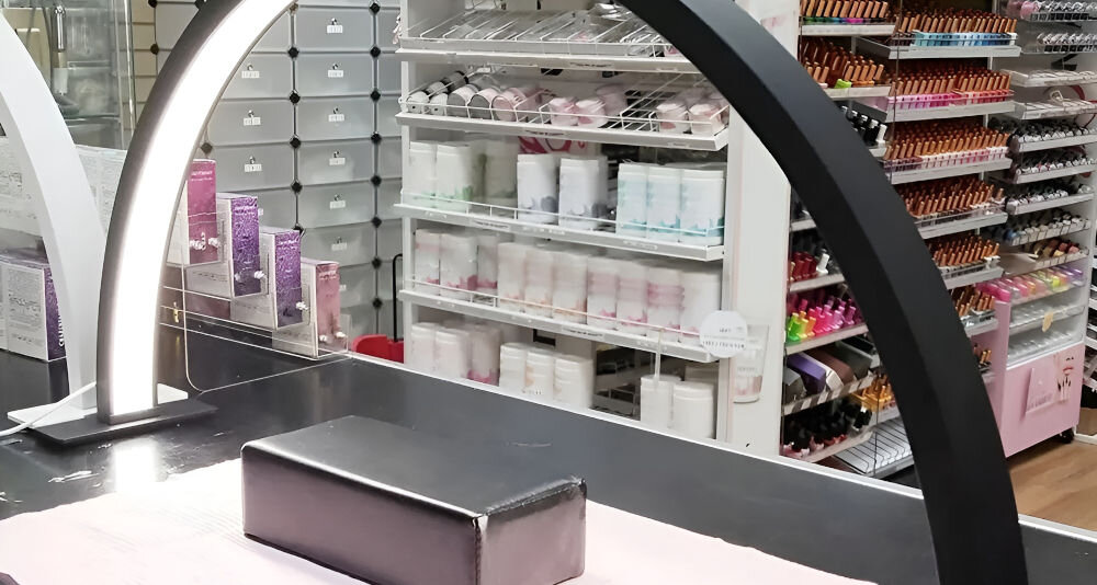   czarna lampa stoi na stole świecący panek nóżki wysoki wskaźnik oddawania barw CRI>95 naturalne odwzorowanie kolorów jednolite nie migoczące światło Półprzezroczysty dyfuzor rozprasza światło konstrukcja bezcieniowa odpowiednio widoczne detale 