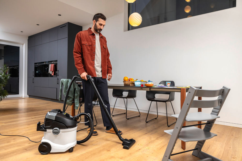 Odkurzacz piorący KARCHER SE 5 EU 1.081-230.0 maksymalny komfort użytkowania ergonomiczny uchwyt długi elastyczny wąż 2 m swoboda ruchów wydajne łatwe w obsłudze przyjemne mniej meczące codzienne porządki