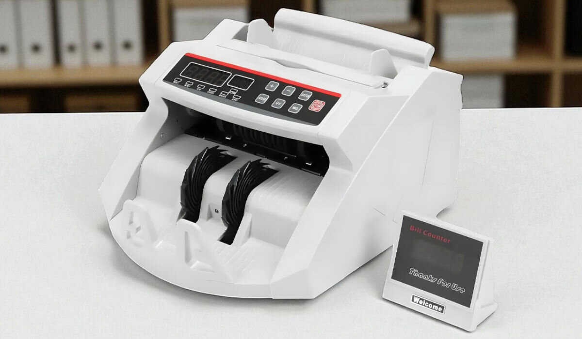 Liczarka nominałowa do banknotów EXTRALINK UV MGF Biały, banknoty, liczenie, pieniędze, bank, liczarka na stole w tle półki z segregatorami