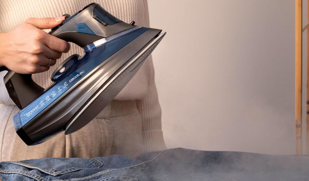 Żelazko CECOTEC IronHero 3200 Smart Absolute osoba naciska przycisk na żelazku srebrna stopa uwalnia się para w walce z trudnymi zagnieceniami intensywny wyrzut pary na poziomie 300 g/min Para głęboko przenika nawet trudne do wygładzenia miejsca optymalny wygląd dla wymagających użytkowników