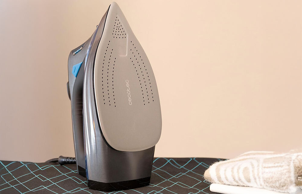 Żelazko CECOTEC IronHero 3200 Smart Absolute żelazko stoi na desce srebrna stopa otwory ciemna obudowa Stopa Turbo Slide optymalny poślizg odporność na zarysowania trwałość gładka powierzchnia bezproblemowe prowadzenie żelazka po tkaninie