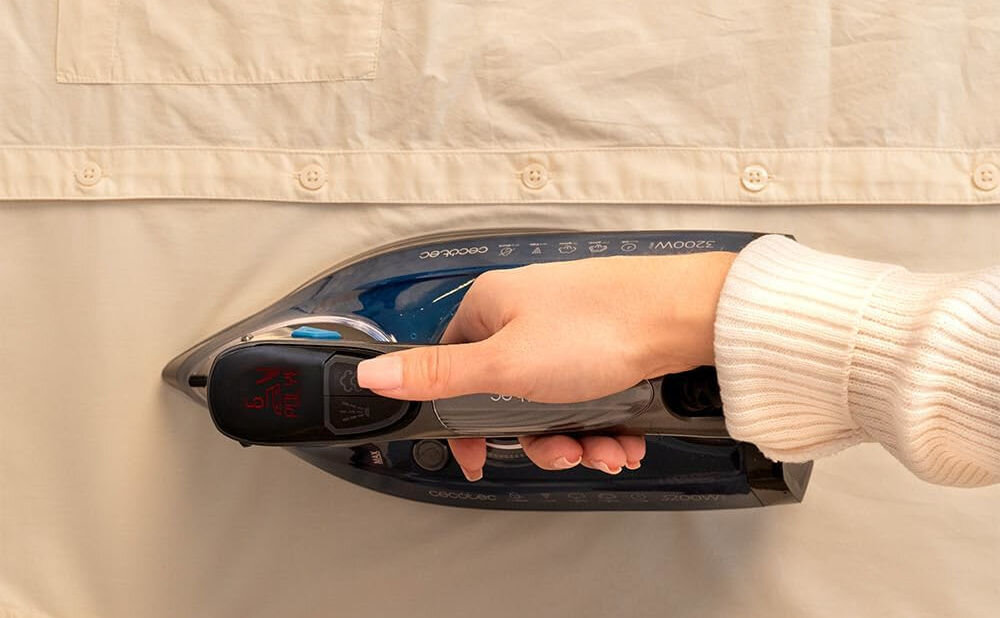 Żelazko CECOTEC IronHero 3200 Smart Absolute osoba prasuje koszule naciska przycisk usunięte zagniecenia Wbudowany system Drip Block koszule sukienki bluzki optymalnie czyste podnosi komfort prasowania dbałość o szczegóły zadowalające efekty