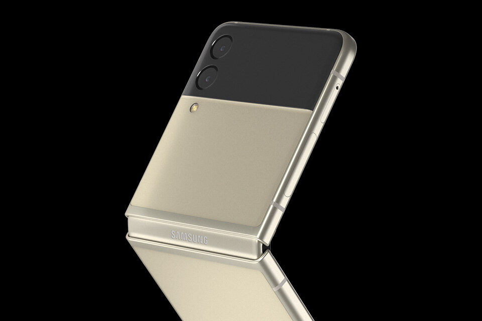 Trwałość obudowy składanego Galaxy Z Flip3 5G jest wzmocniona w stosunku do poprzednich modeli. Sprawdź dokładne dane na ten temat w Media Expert.