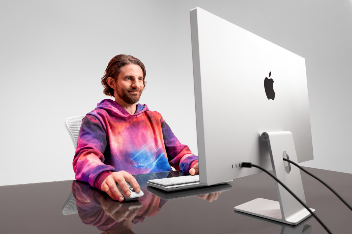 LOGITECH MX Master 4 wibracje haptyczne edytujesz grafikę obsługujesz różne aplikacje - mysz pod ręką mężczyzny