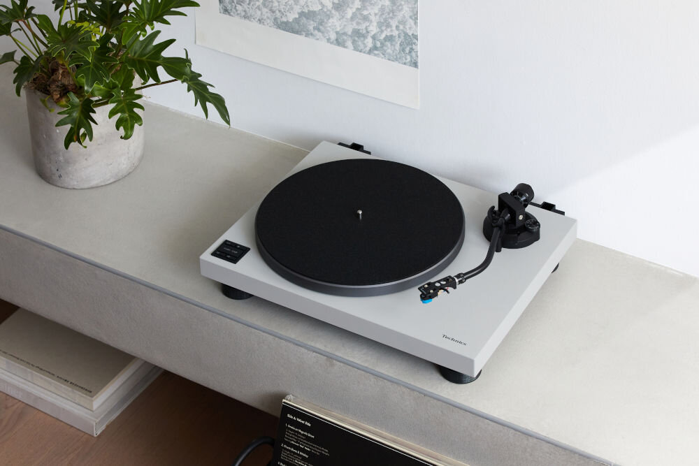 Gramofon TECHNICS SL-40CBTE-T analogowy dźwięk jakość brzmienia domowy komfort, gramofon stojący na szafce w pomieszczeniu