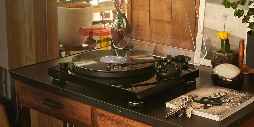 Gramofon AUDIO-TECHNICA AT-LPW50PB analogowe brzmienie napęd paskowy stabilna praca hi-fi, gramofon stojący na biurku w pomieszczeniu