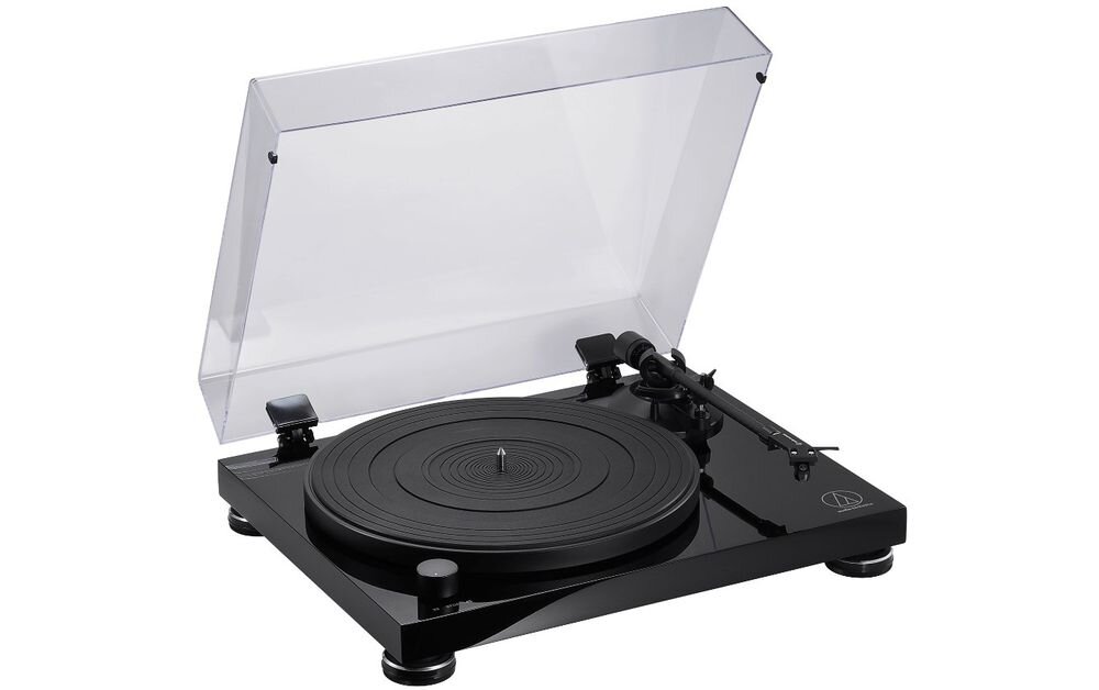 Gramofon AUDIO-TECHNICA AT-LPW50PB ramię węglowe antyskating regulacja nacisku precyzyjne prowadzenie igły, gramofon po skosie na białym tle