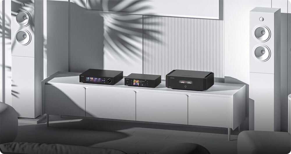 EVERSOLO T8 zegar femtosekundowy redukcja jitter stabilna synchronizacja sygnału audio, urządzenie stojące na komodzie w wygenerowanym pomieszczeniu