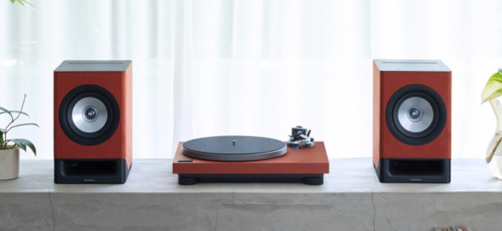 Gramofon TECHNICS SL-40CBTE-H obudowa MDF naturalne brzmienie elegancki design, gramofon wraz z głośnikami stojący na szafce w pomieszczeniu