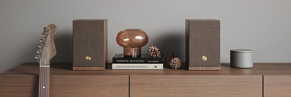 AUDIO PRO A28 W multiroom system audio domowy bezprzewodowe sterowanie muzyką, kolumny głosnikowe stojące na komodzie w pomieszczeniu